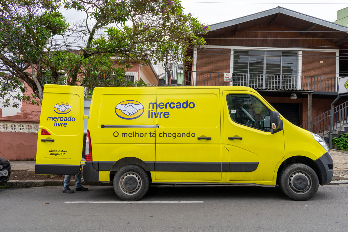 Van entregando encomendas em frente a uma loja credenciada
